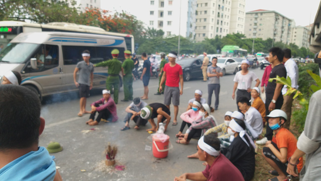 Gia đình nạn nhân tử vong vì tai nạn giao thông 1 năm trước đeo tang, mang di ảnh người nhà ra giữa đường ngồi-9