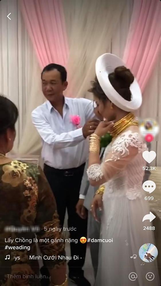 Cô dâu Sóc Trăng khiến MXH choáng ngợp, đếm số vàng trên người cô dâu cũng đủ hoa mắt chứ chưa nói đến chú rể-2