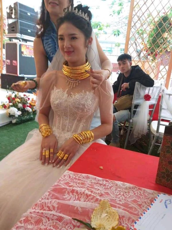 Cô dâu Sóc Trăng khiến MXH choáng ngợp, đếm số vàng trên người cô dâu cũng đủ hoa mắt chứ chưa nói đến chú rể-4