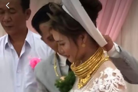 Cô dâu Sóc Trăng khiến MXH choáng ngợp, đếm số vàng trên người cô dâu cũng đủ hoa mắt chứ chưa nói đến chú rể