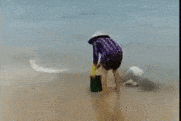 Clip: Người phụ nữ thản nhiên mang rác đổ xuống biển, bị nhắc nhở vẫn thách thức 'Làm gì được tao?'