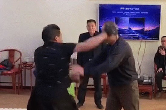 Võ sư Thái Cực nổi giận khi bị đánh lén vào mặt