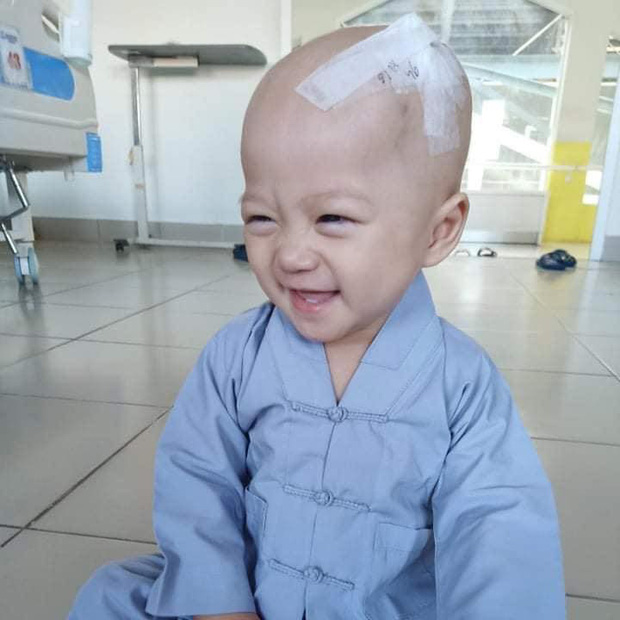 Em bé 14 tháng tuổi mang trong mình 2 loại ung thư: Chừng nào còn được nhìn thấy nụ cười của con, chúng tôi còn cố gắng-1