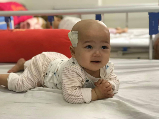 Em bé 14 tháng tuổi mang trong mình 2 loại ung thư: Chừng nào còn được nhìn thấy nụ cười của con, chúng tôi còn cố gắng-4