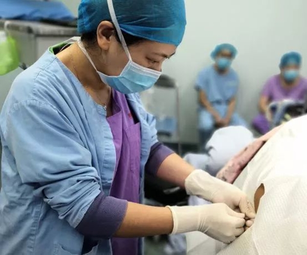 Sản phụ ngoại cỡ lên bàn đẻ nặng tới 145kg, bác sĩ chật vật mới gây tê được để mổ lấy thai-3