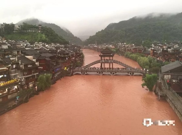 Phượng Hoàng cổ trấn ở thượng nguồn đập Tam Hiệp bị ngập lụt-1