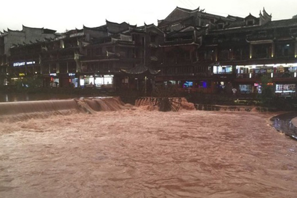 Cảnh trái ngược ở Phượng Hoàng cổ trấn-12