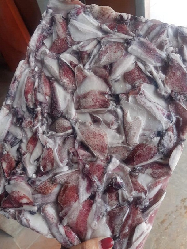 Đầu và râu mực siêu rẻ gây sốt, chị em mua chung cả chục kg ăn dần-2