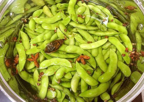 Luộc quả đậu nành, thêm một muỗng này quả luôn thơm ngon và xanh hơn cả nhà hàng-3