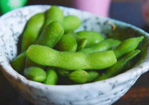 Luộc quả đậu nành, thêm một muỗng này quả luôn thơm ngon và xanh hơn cả nhà hàng-5