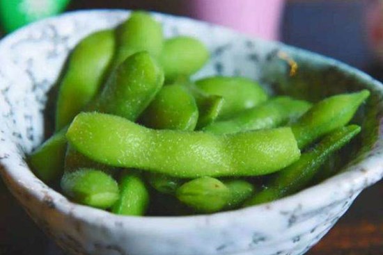 Luộc quả đậu nành, thêm một muỗng này quả luôn thơm ngon và xanh hơn cả nhà hàng