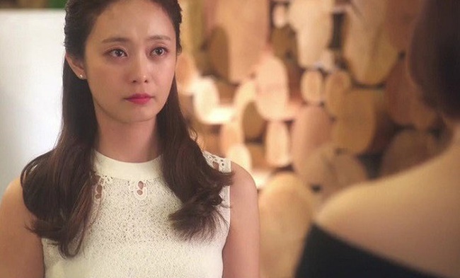 Vừa bê mâm cơm cúng giỗ đã bị chồng chê bai, song chỉ 1 tiếng dao đập mạnh xuống thớt mà anh ta rúm ró phụ vợ làm nốt-2