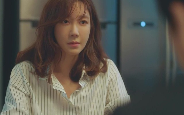 Vừa bê mâm cơm cúng giỗ đã bị chồng chê bai, song chỉ 1 tiếng dao đập mạnh xuống thớt mà anh ta rúm ró phụ vợ làm nốt-1