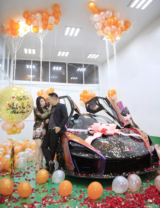 Ông chồng hot MXH hôm nay: Tặng vợ siêu xe 50 tỷ thuộc hàng mới nhất trên thế giới nhưng chi tiết trên biển số mới khiến hội chị em lịm tim-4