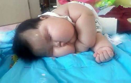 Mẹ khoe tài nuôi con khéo béo tròn, hai mái như 2 cân thịt nhưng ai cũng lắc đầu chê-1