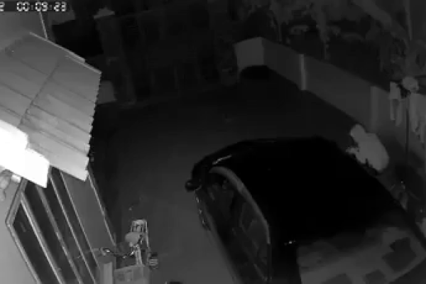 Clip: Ô tô bất ngờ bốc cháy dữ dội trong đêm, camera ghi lại được kẻ khả nghi xuất hiện bên trong sân nhà-1