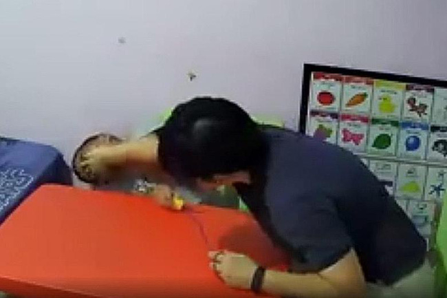 Thấy con cứ khóc la trong khi đang điều trị tự kỷ cùng nhà trị liệu, bà mẹ đã đặt máy quay lén và kinh hoàng với những gì mình nhìn thấy-3