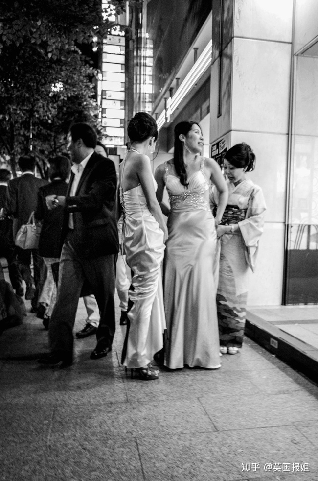 Những phụ nữ được gả vào thế giới ngầm ở Nhật Bản: Hình ảnh người vợ đức hạnh sau cửa kính chống đạn và cuộc sống bế tắc cùng cực-1