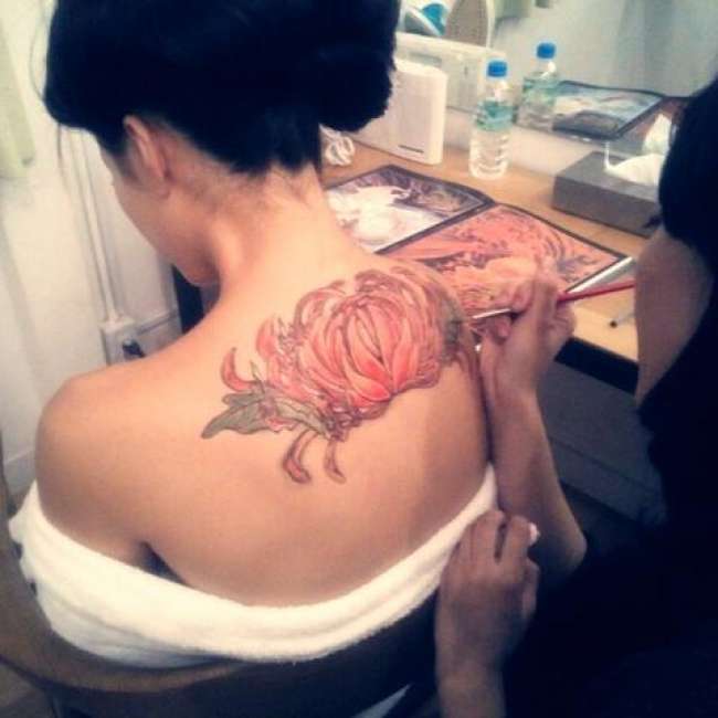 Những phụ nữ được gả vào thế giới ngầm ở Nhật Bản: Hình ảnh người vợ đức hạnh sau cửa kính chống đạn và cuộc sống bế tắc cùng cực-2