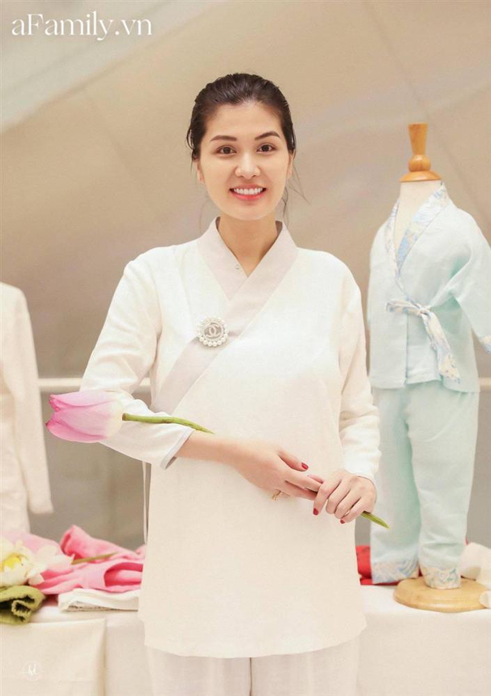 Hoa hậu đẻ 6 lần vẫn giữ được dáng đẹp ngỡ ngàng, ngực không hề bị chảy xệ dù cho con bú-4