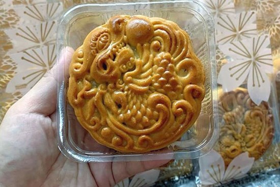 Chính hè nóng 40 độ, rao bán bánh trung thu ngắm trăng hóng gió