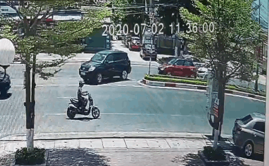 CLIP: Khiến ô tô đỏ đâm đuôi xe 7 chỗ, tài xế xe trắng có pha xử lý ranh mãnh khiến tất cả bất ngờ-1