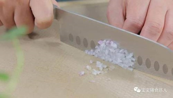 Mua cá hồi mà chưa biết nấu món gì, mẹ thử làm bánh kiểu này bé ăn ngay lập tức-2