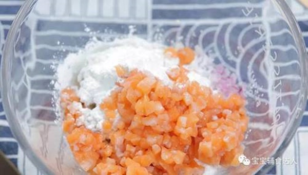 Mua cá hồi mà chưa biết nấu món gì, mẹ thử làm bánh kiểu này bé ăn ngay lập tức-4