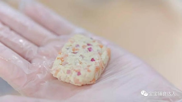 Mua cá hồi mà chưa biết nấu món gì, mẹ thử làm bánh kiểu này bé ăn ngay lập tức-5