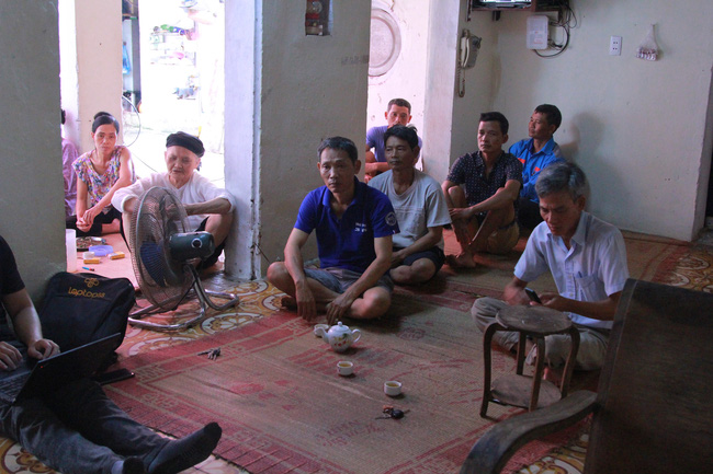 Vụ người thân mang di ảnh nữ nạn nhân tử vong vì TNGT ra giữa đường ngồi: Nặng trĩu tâm tư người chồng-1