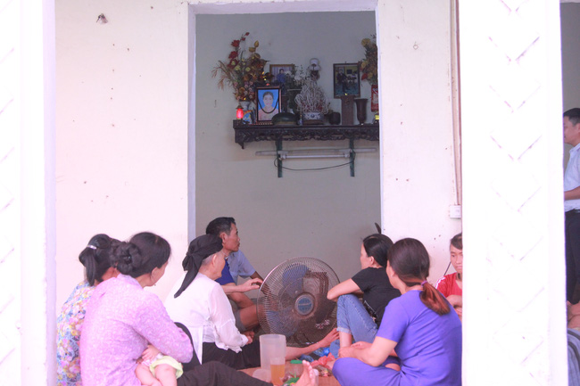 Vụ người thân mang di ảnh nữ nạn nhân tử vong vì TNGT ra giữa đường ngồi: Nặng trĩu tâm tư người chồng-3