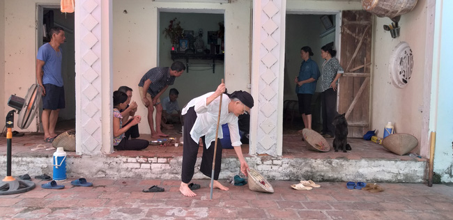 Vụ người thân mang di ảnh nữ nạn nhân tử vong vì TNGT ra giữa đường ngồi: Nặng trĩu tâm tư người chồng-5