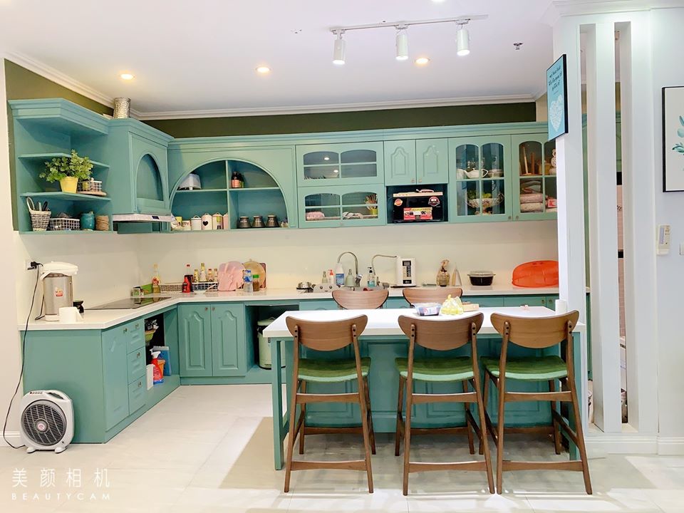 Căn bếp màu xanh đẹp: Căn bếp màu xanh mang lại cái nhìn đầy tươi mới cho không gian của bạn. Với sự kết hợp hài hoà giữa màu xanh và các phụ kiện trang trí nổi bật, căn bếp nhà bạn sẽ trở thành điểm nhấn ấn tượng trong ngôi nhà của mình.