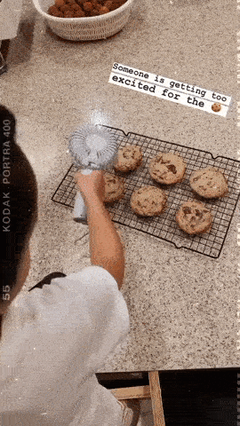 Mới 5 tuổi, con trai Tăng Thanh Hà đã ra dáng thanh niên khi vào bếp phụ mẹ nấu ăn-1