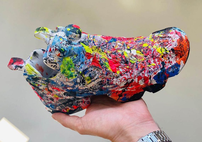 Giày vảy sơn lung tung gây tranh cãi khi có giá hơn 2.000 USD-1