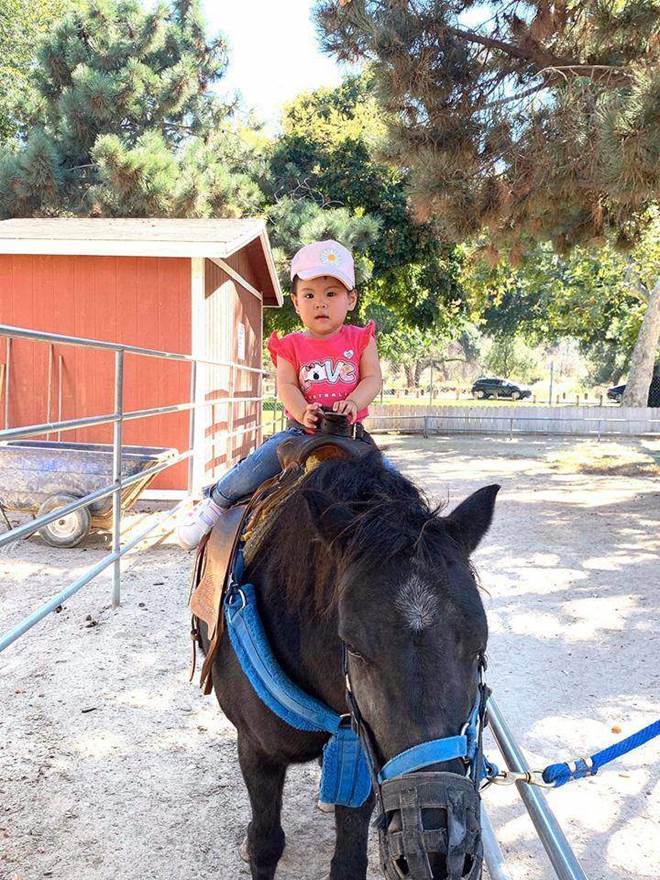 Kín tiếng chuyện lấy đại gia nhưng Thanh Thảo nuôi con gái chuẩn rich kid, nhìn tủ đồ là hiểu-6