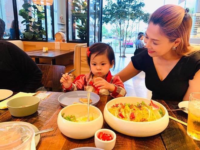 Kín tiếng chuyện lấy đại gia nhưng Thanh Thảo nuôi con gái chuẩn rich kid, nhìn tủ đồ là hiểu-7