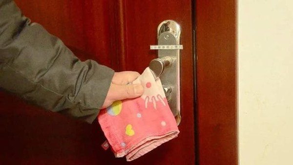 Qua nhà bạn thấy nắm cửa luôn treo khăn ướt, biết lý do tôi về làm theo ngay-1