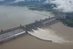 Nước lũ tuôn ào ạt như thác từ cửa sổ tầng 3 nhà dân trong trận lũ lụt nghiêm trọng nhất 2 thập kỷ ở Trung Quốc-3