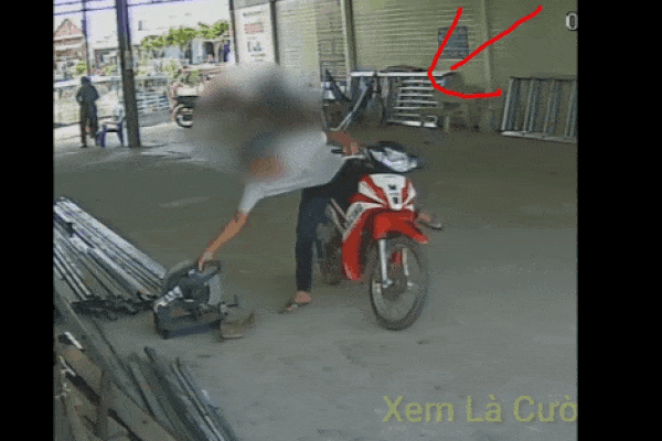 CLIP: Đỗ xe rình rập, thanh niên nhấc ngay máy cắt sắt và pha kết thúc khiến tất cả bất ngờ