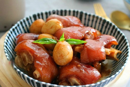 Chân giò heo chiên giòn chấm xì dầu cả nhà ai cũng mê