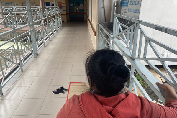 Lời khai người mẹ nghi dùng kéo đâm con trai 9 tuổi thủng tim: Bé tự cầm kéo, tự làm mình chảy máu?-4