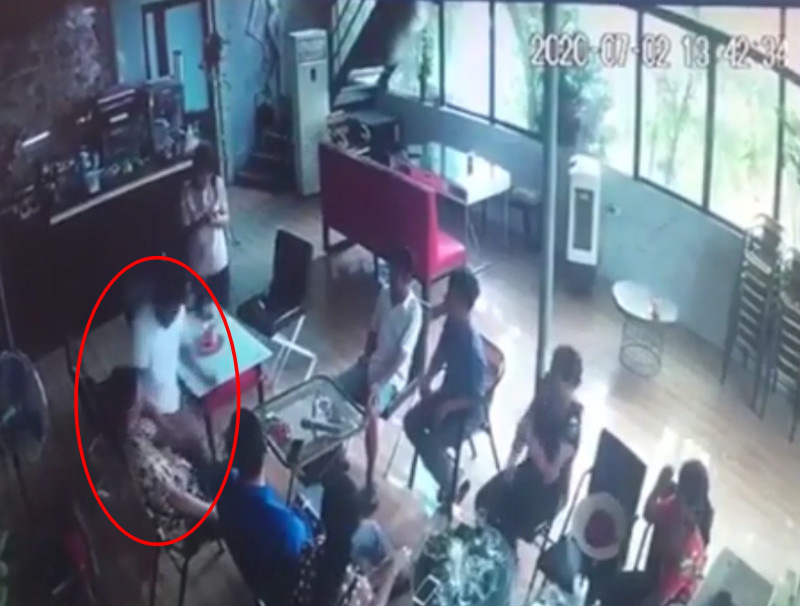 Clip: Khoảnh khắc gã đàn ông bất ngờ đâm bạn tử vong trong quán cafe ở Hà Nội-1