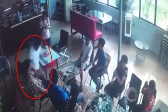 Clip: Khoảnh khắc gã đàn ông bất ngờ đâm bạn tử vong trong quán cafe ở Hà Nội