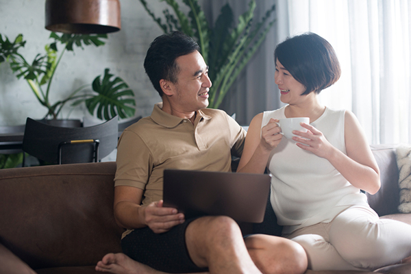 Chồng bảo nghỉ làm ở nhà anh nuôi, tôi an phận ở nhà chăm con để rồi chết lặng nghe anh nói câu này-1