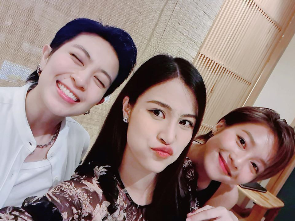 Mẹ bầu Đông Nhi khoe ảnh tụ tập với hội bạn toàn sao, nhưng dân tình chỉ dán mắt vào Hoàng Thùy Linh và Gil Lê-3