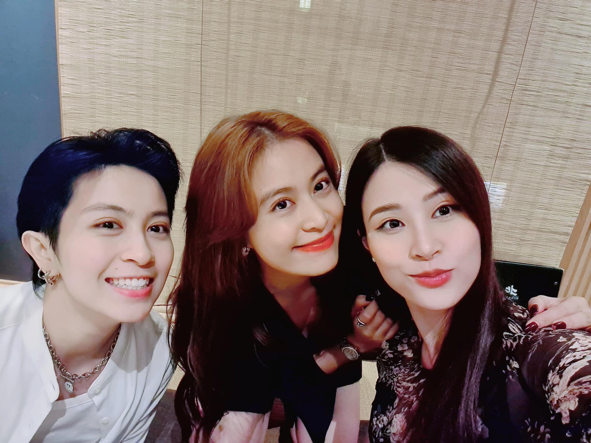 Mẹ bầu Đông Nhi khoe ảnh tụ tập với hội bạn toàn sao, nhưng dân tình chỉ dán mắt vào Hoàng Thùy Linh và Gil Lê-1