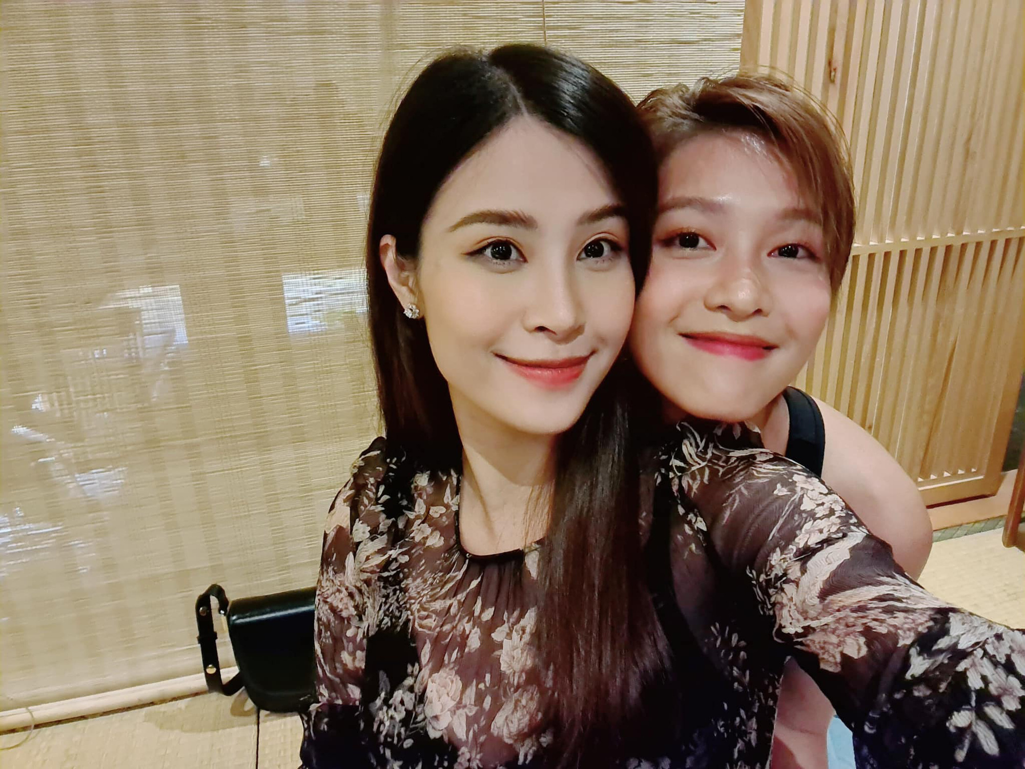 Mẹ bầu Đông Nhi khoe ảnh tụ tập với hội bạn toàn sao, nhưng dân tình chỉ dán mắt vào Hoàng Thùy Linh và Gil Lê-4