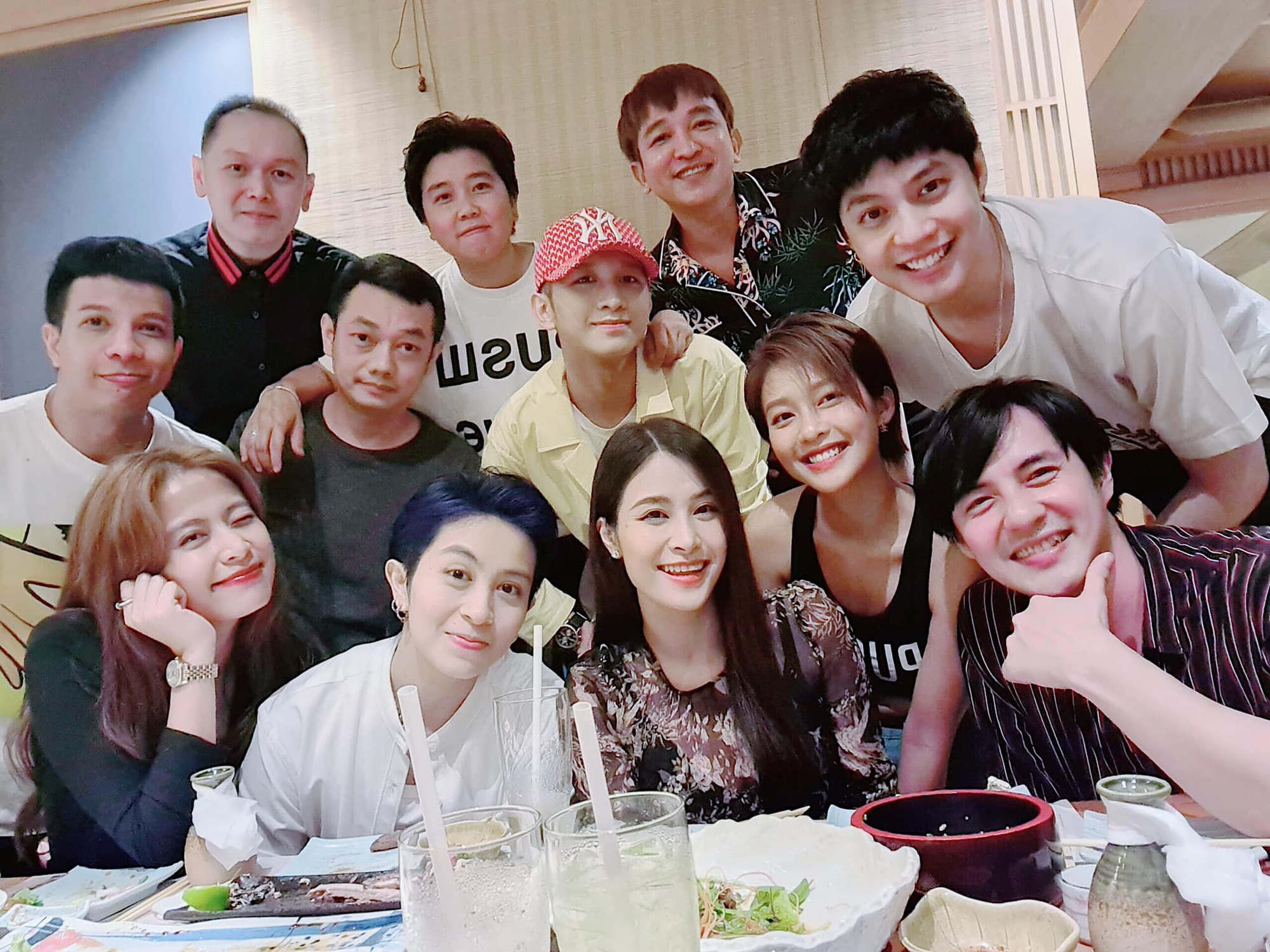 Mẹ bầu Đông Nhi khoe ảnh tụ tập với hội bạn toàn sao, nhưng dân tình chỉ dán mắt vào Hoàng Thùy Linh và Gil Lê-2