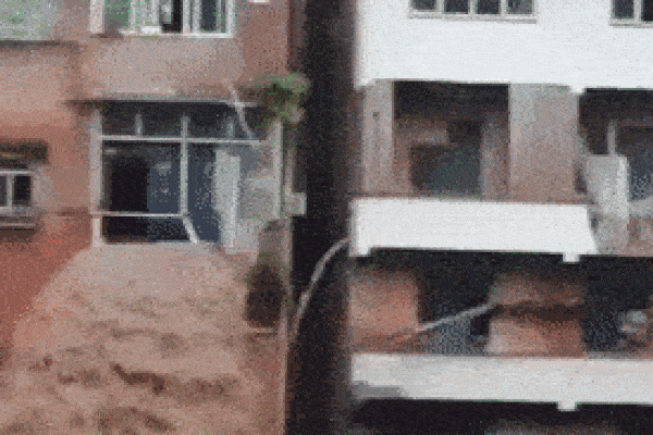 Lần đầu tiên trong lịch sử, đập thủy điện TQ mở toàn bộ cửa xả, khiến cá bay đầy trời-4